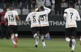 Jogadores comemoram gol na vitria contra o Linense pela ltima rodada do campeonato paulista