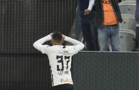 Léo Jabá comemora gol com a torcida contra o Linense pela última rodada do campeonato paulista