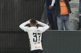 Lo Jab comemora gol com a torcida contra o Linense pela ltima rodada do campeonato paulista