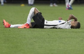 Pedrinho sente dores na partida contra o Linense pela ltima rodada do campeonato paulista