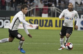 Romero passa para receber bola do Felipe Bastos pela ltima rodada do campeonato paulista