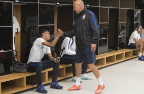 Mauri cumprimenta Pedrinho no vestirio da Arena antes do jogo contra a La U