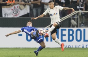 Arana em dividida contra o Universidad Catlica do Chile na estreia da Copa Sul-Americana