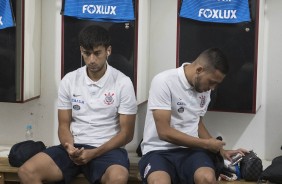 Camacho e Maycon aguardam no vestiário em Ribeirão, partida contra o Botafogo-SP