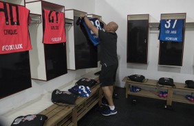 Camisas do Timão sendo arrumadas antes do duelo contra o Botafogo-SP, em Ribeirão Preto
