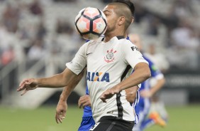 Clayton domina bola diante do Universidad Católica do Chile na Copa Sul-Americana