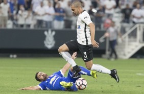 Clayton em dividida com adversário diante do Universidad Católica do Chile na Copa Sul-Americana