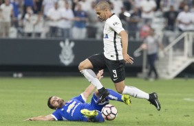 Clayton em dividida com adversrio diante do Universidad Catlica do Chile na Copa Sul-Americana