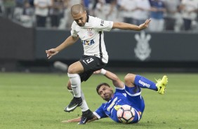 Clayton em dividida com adversrio diante do Universidad Catlica do Chile na Copa Sul-Americana