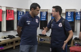 Fbio Carille e Osmar Loss conversam  no vestirio em Ribeiro, partida contra o Botafogo
