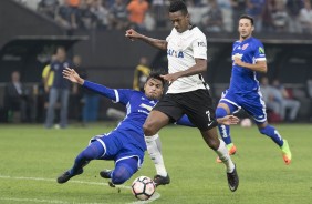 Jô em dividida contra o Universidad Católica do Chile na estreia da Copa Sul-Americana