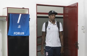 Jô entrando no vestiário, em Ribeirão Preto,para aguardar a partida contra o Botafogo-SP