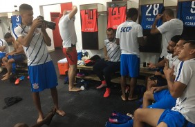 Jogadores posam para foto no vestiário antes do jogo contra o Botafogo-SP