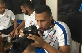 Léo Jabá brinca com a câmera no vestiário do duelo contra o Botafogo-SP, pelo Paulistão