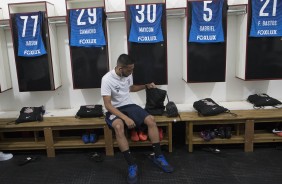 Maycon aguardando no vestirio em Ribeiro, partida contra o Botafogo-SP