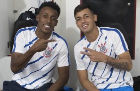 Moiss e Marciel  aguardam no vestirio em Ribeiro, partida contra o Botafogo-SP