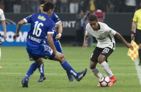 Pedrinho dibra diante do Universidad Catlica do Chile na Copa Sul-Americana