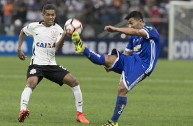 Pedrinho disputa jogada diante do Universidad Catlica do Chile na Copa Sul-Americana