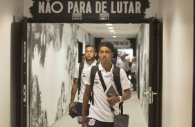 Pedrinho e Maycon (ao fundo) chegando à Arena para enfrentar a La U, pela Sul-Americana