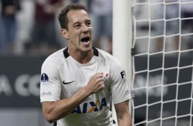 Rodriguinho comemora gol diante do Universidad Católica do Chile pela estreia da Sul-Americana