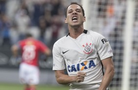 Rodriguinho comemora gol diante do Universidad Católica do Chile pela estreia da Sul-Americana