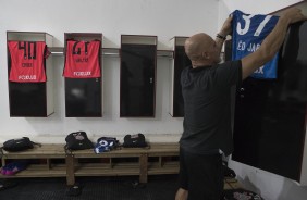 Uniformes do Corinthians sendo organizados para partida contra o Botafogo-SP, em Ribeirão