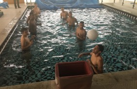 Jogadores em atividade na piscina no treino do Corinthians