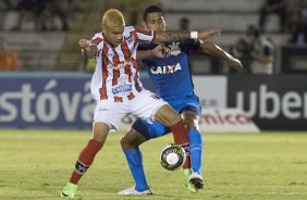 Pablo em dura dividida com jogador do Botafogo de Ribeirão