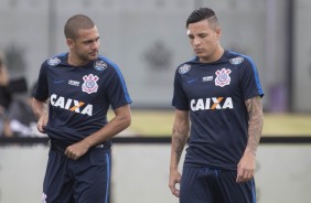 Clayton e Guilherme Arana conversam durante treino