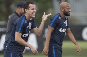 Rodriguinho e Fellipe Bastos sorrindo no treino da manh