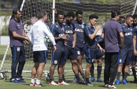 Comisso tcnica conversa com o elenco no treino desta manh