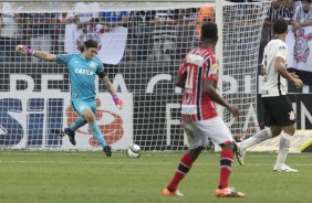 Cssio cobrando tiro de meta durante partida contra o Botafogo-SP