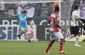 Cássio cobrando tiro de meta durante partida contra o Botafogo-SP