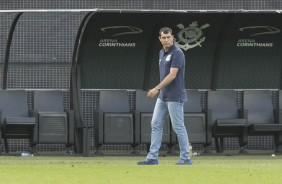 Fábio Carille observa, do banco, a partida contra o Botafogo-SP