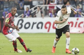 Guilherme Arana fez mais uma boa partida contra o Botafogo-SP, pelo Paulisto