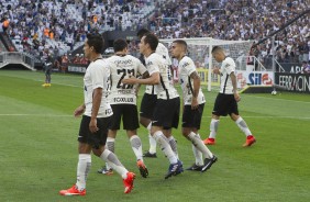 Jogadores comemoram vaga contra o Botafogo-SP, no Paulistão
