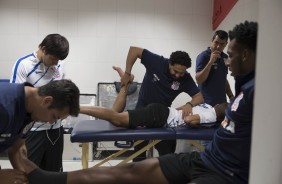 Jogadores recebem tratamento antes do duelo contra o Internacional, no Beira Rio, pela Copa do