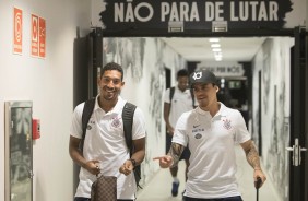 Léo Príncipe e Fagner antes do jogo contra o Botafogo-SP, pelo Paulistão