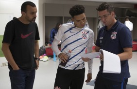 Marquinhos Gabriel recebe instrues de Osmar Loss antes do jogo contra o Internacional