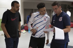 Marquinhos Gabriel recebe instruções de Osmar Loss antes do jogo contra o Internacional
