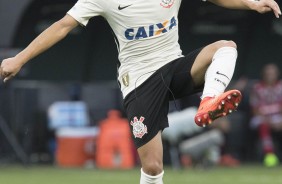 Maycon dominando a bola contra o Botafogo-SP, pelo Paulisto