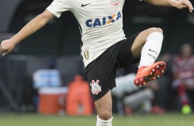 Maycon dominando a bola contra o Botafogo-SP, pelo Paulistão