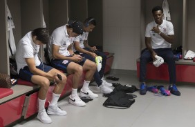 Moisés e jogadores antes do duelo contra o Internacional, no Beira Rio, pela Copa do Brasil
