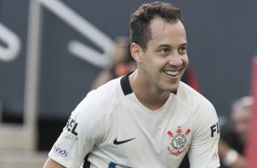 Rodriguinho, autor do gol, comemora vitria nas quartas de final contra o Botafogo-SP