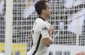 Rodriguinho comemorando gol contra o Botafogo-SP