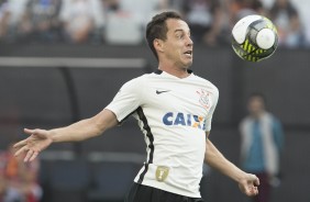 Rodriguinho matando no peito contra o Botafogo-SP