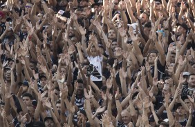 Torcida faz a festa pela vitria nas quartas de final contra o Botafogo-SP