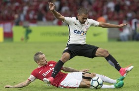 Clayton em dividida contra o Internacional válida pela Copa do Brasil