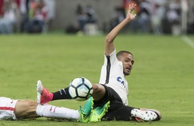 Clayton em dividida contra o Internacional válida pela Copa do Brasil