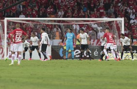 Defesa do Corinthians em ao em partida vlida pela Copa do Brasil